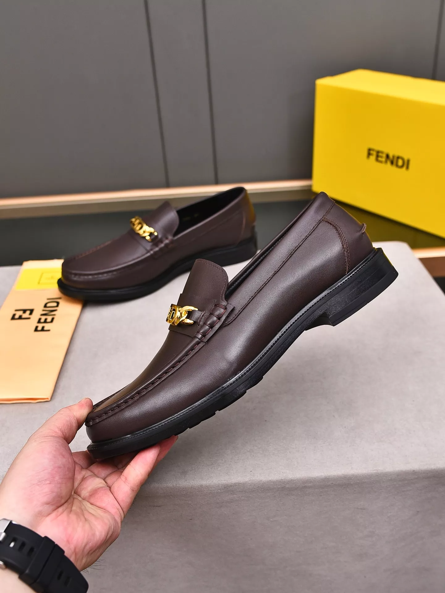 fendi cuir chaussures pour homme s_12b423a3